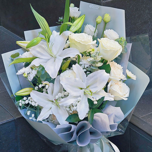 ช่อดอกลิลลี่ และ กุหลาบสีขาว ห่อกระดาษสีเขียวพาสเทล ช่อขนาดใหญ่