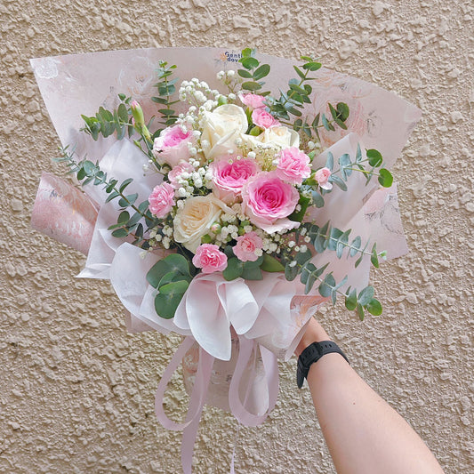 ช่อดอกกุหลาบสายพันธ์อังกฤษ สีชมพู และ สีขาว 6 ดอก แซมดอกคาร์เนชั่นเสปรย์ และ ยิปโซฟิลล่า กับ ใบไม้แซม