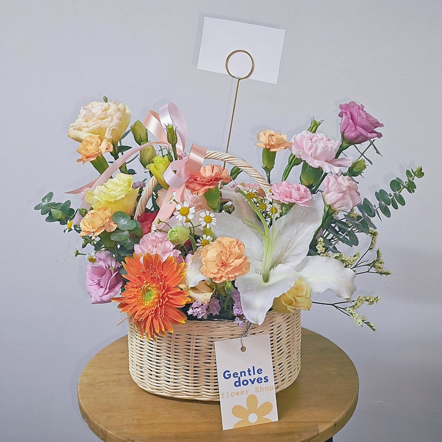 กระเช้าดอกไม้คละ โทนสีชมพู และ สีส้ม กับ ดอกลิลลี่ ขนาดเล็ก