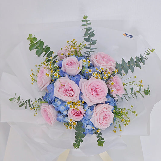 ช่อดอกไฮเดรนเยีย สีฟ้า และ กุหลาบอังกฤษสีชมพูอ่อน