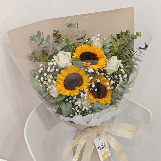 ช่อดอกทานตะวัน 3 ดอก และ กุหลาบสีขาว 5 ดอก กับ ใบไม้แซม