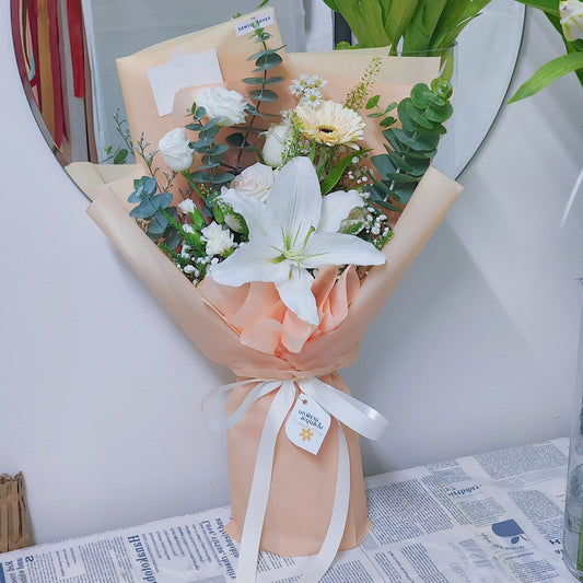 ช่อดอกไม้คละ โทนสีขาว และ ลิลลี่ ห่อกระดาษสีส้มอ่อน