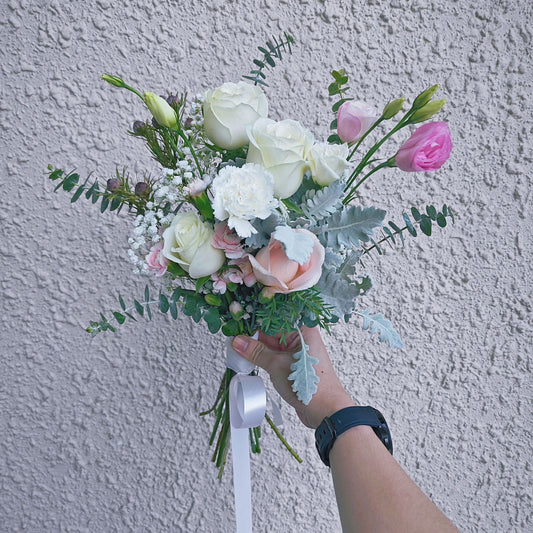 ช่อดอกไม้มัดเชือก โทนสีขาว และ สีชมพูอ่อน ช่อขนาดเล็ก