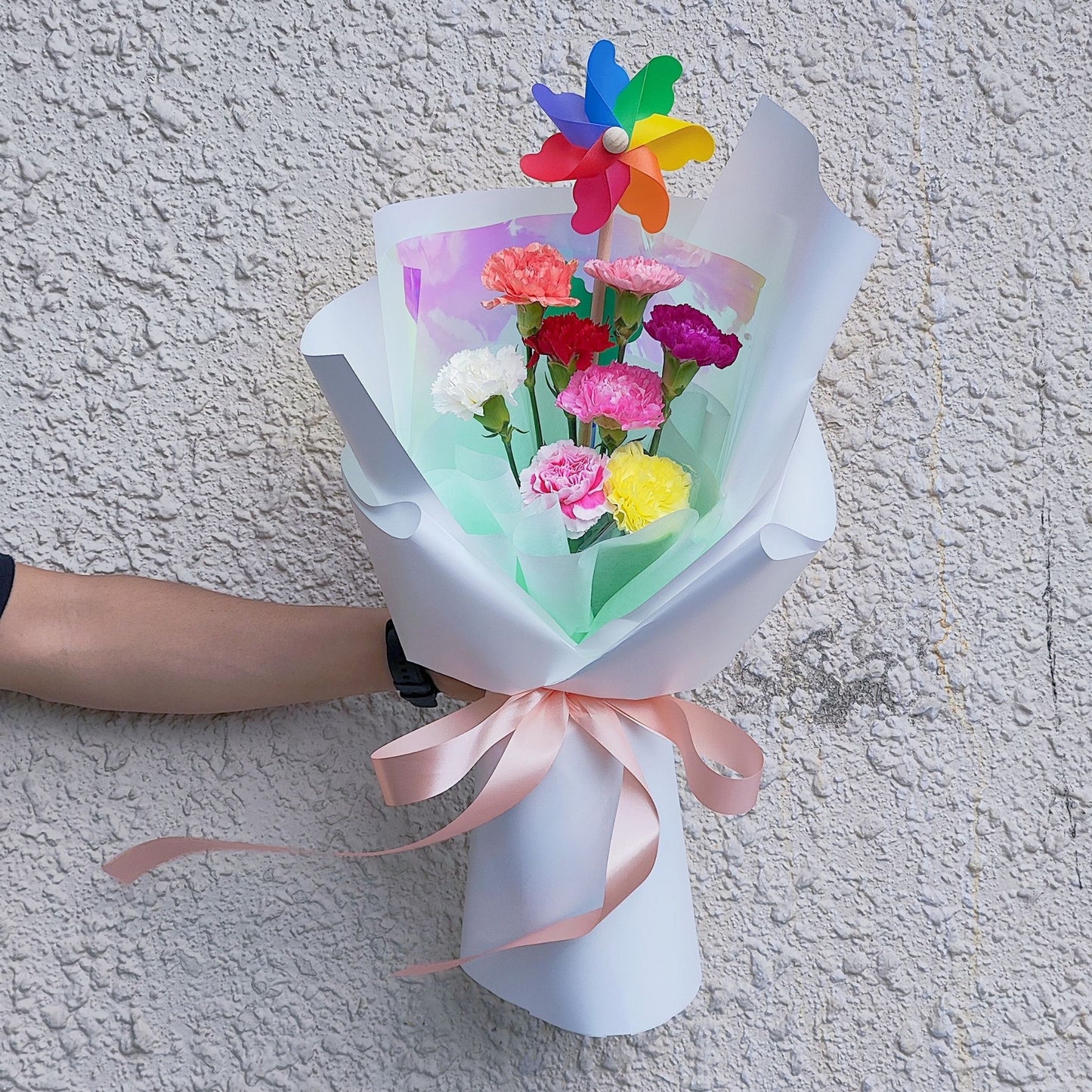 ช่อดอกคาร์เนชั่น คละสี 8 ดอก และ กังหันลมสีสดใส