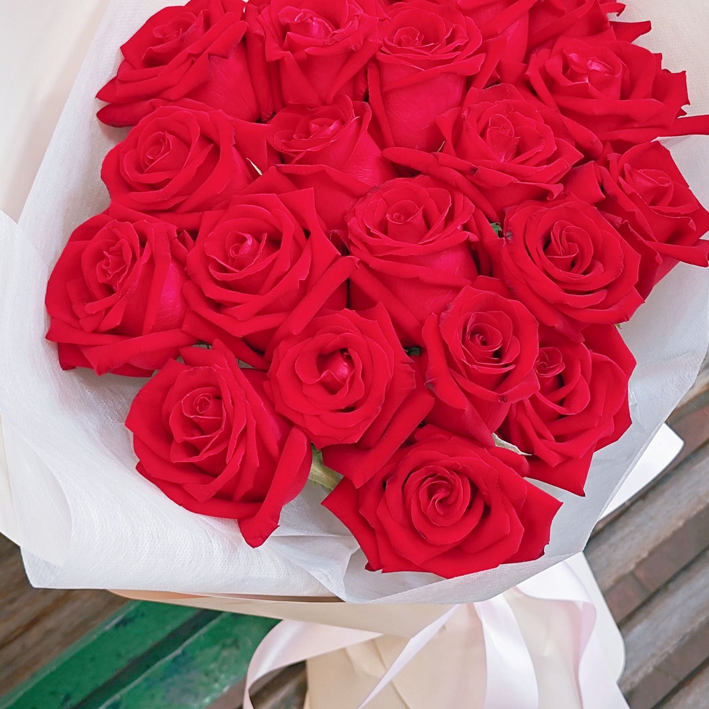ช่อดอกกุหลาบ สีแดง 20 ดอก ห่อกระดาษสีครีม
