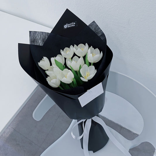 ช่อดอกทิวลิป สีขาว 10 ดอก ห่อกระดาษสีดำ