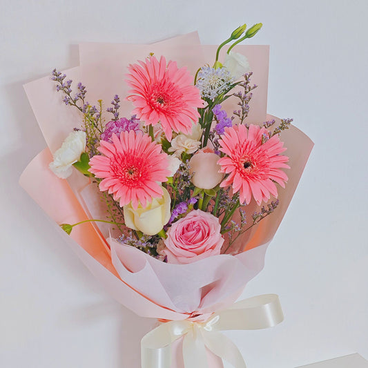 ช่อดอกเยอบีร่า สีชมพู 3 ดอก และ ดอกไม้คละโทนสีอ่อน