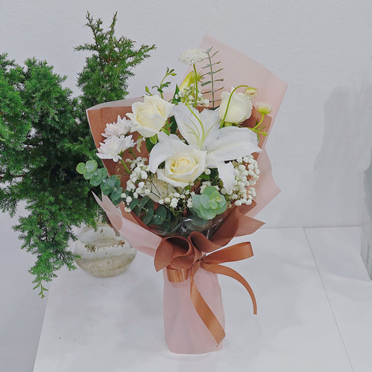 ช่อดอกลิลลี่ 1 ดอก และ กุหลาบสีขาว แซมใบไม้ ช่อเล็ก