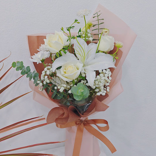 ช่อดอกลิลลี่ 1 ดอก และ กุหลาบสีขาว แซมใบไม้ ช่อเล็ก