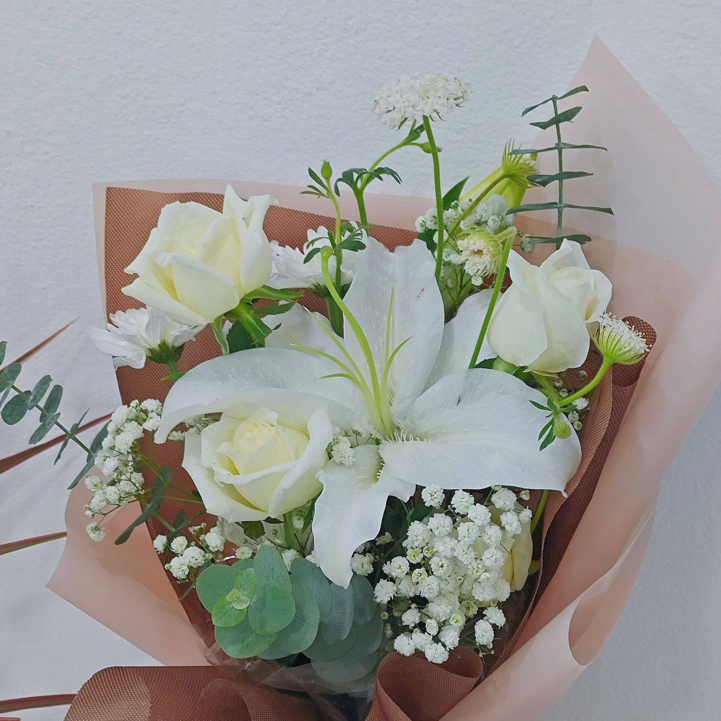 ช่อดอกลิลลี่ 1 ดอก และ กุหลาบสีขาว แซมใบไม้ ช่อเล็ก
