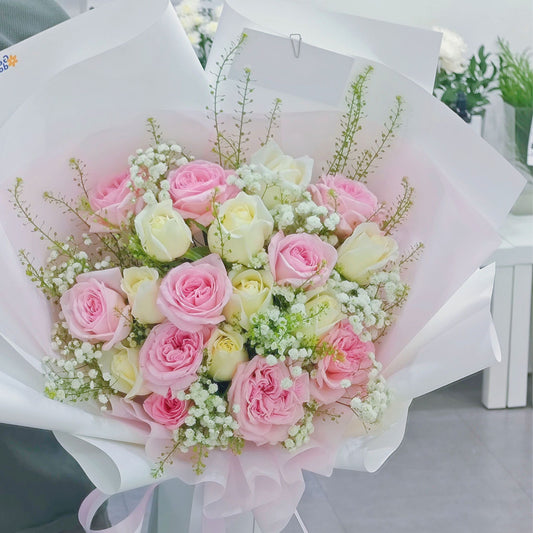ช่อดอกกุหลาบสีขาว และ กุหลาบอังกฤษสีชมพูอ่อน 19 ดอก แซมดอกไม้แซมโทนสีอ่อน