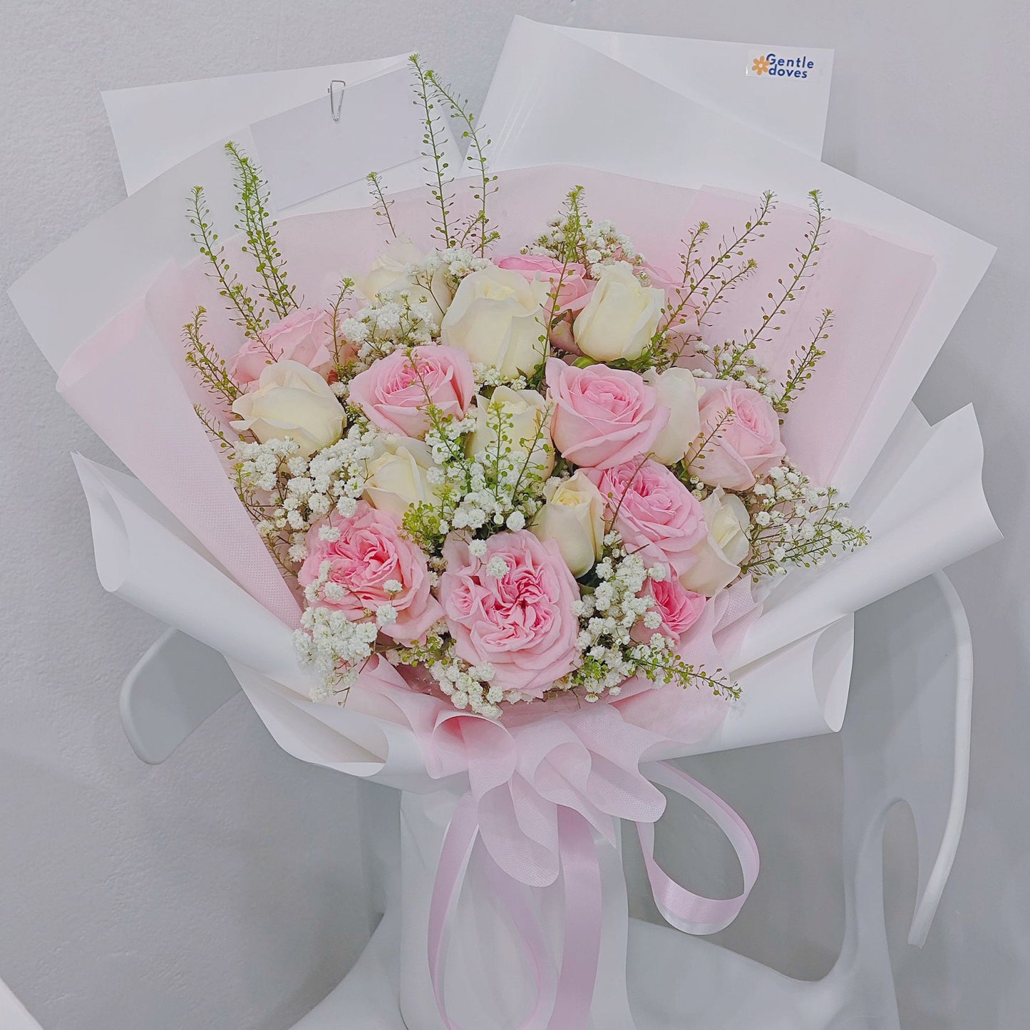 ช่อดอกกุหลาบสีขาว และ กุหลาบอังกฤษสีชมพูอ่อน 19 ดอก แซมดอกไม้แซมโทนสีอ่อน