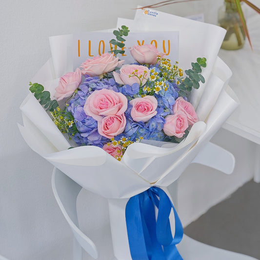 ช่อดอกไฮเดรนเยีย สีฟ้า และ กุหลาบอังกฤษ สีชมพูอ่อน มีข้อความ 'I Love You' ช่อขนาดใหญ่