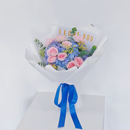 ช่อดอกไฮเดรนเยีย สีฟ้า และ กุหลาบอังกฤษ สีชมพูอ่อน มีข้อความ 'I Love You' ช่อขนาดใหญ่