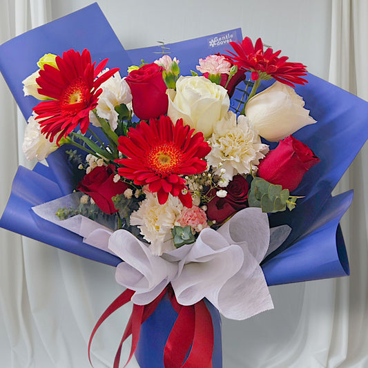 ช่อดอกไม้คละ โทนสีแดง และ ขาว ห่อกระดาษสีน้ำเงิน ช่อขนาดกลาง