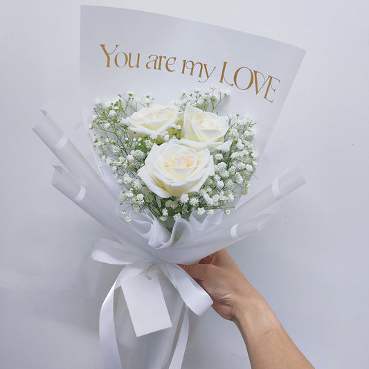 ช่อดอกกุหลาบสายพันธ์อังกฤษ สีขาว 3 ดอก และ ยิปโซฟิลล่า มีข้อความ 'You are my love'