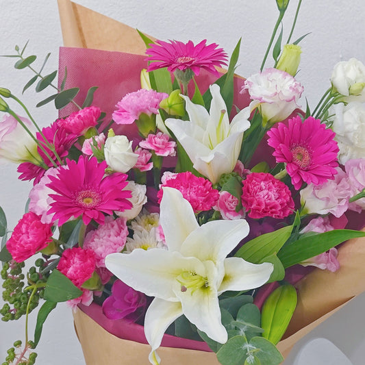 ช่อดอกไม้คละ โทนสีชมพูเข้ม และ ดอกลิลลี่สีขาว ห่อกระดาษคราฟท์ ช่อขนาดใหญ่
