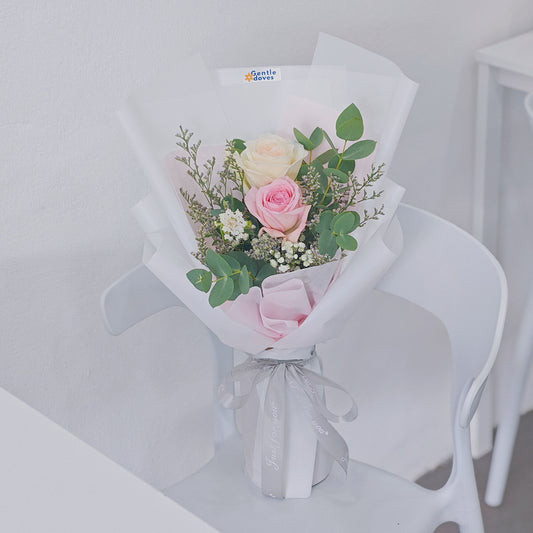 ช่อดอกกุหลาบสายพันธ์อังกฤษ สีขาว และ สีชมพูอ่อน กับใบไม้แซม