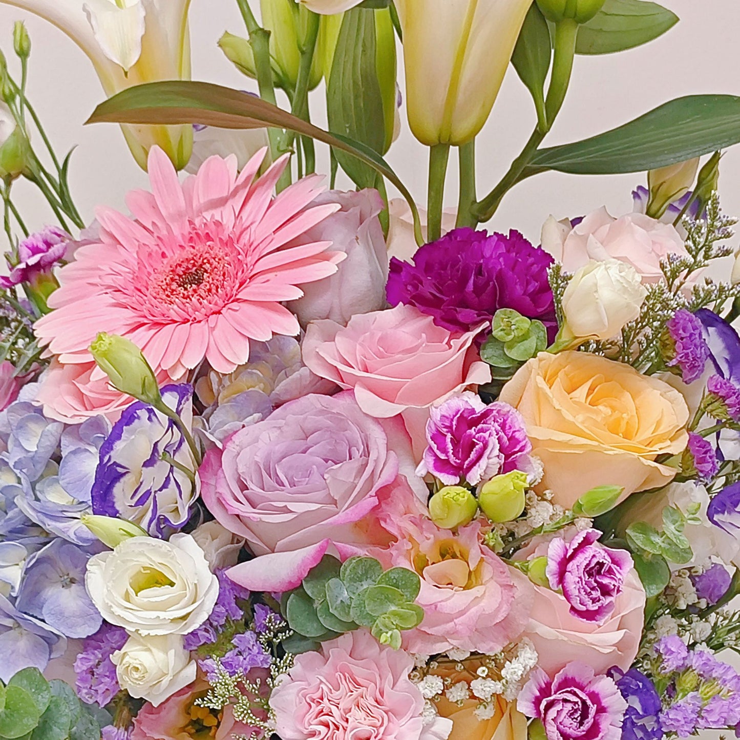แจกันดอกไม้คละ โทนสีม่วง และ สีชมพู สดใส กับ ลิลลี่ ในแจกันเซรามิก ขนาดใหญ่
