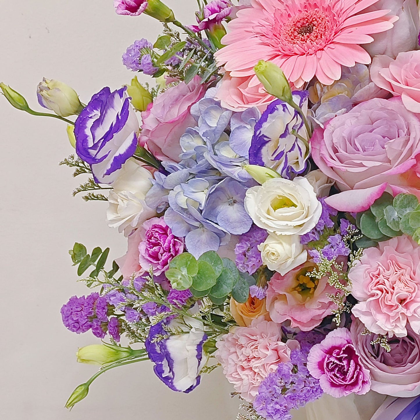 แจกันดอกไม้คละ โทนสีม่วง และ สีชมพู สดใส กับ ลิลลี่ ในแจกันเซรามิก ขนาดใหญ่