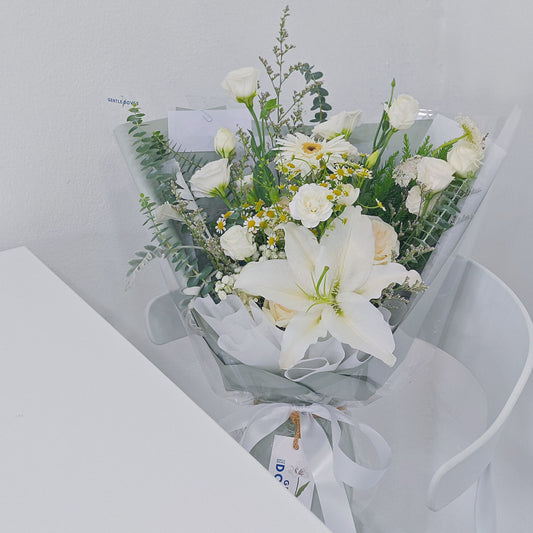 ช่อดอกไม้คละ โทนสีขาว ห่อกระดาษสีเขียวพาสเทล