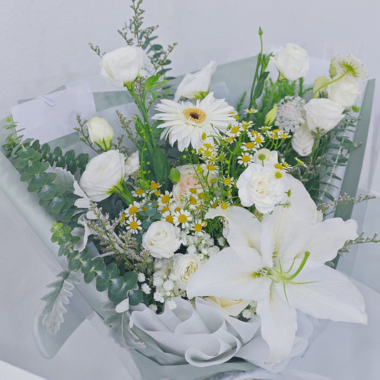 ช่อดอกไม้คละ โทนสีขาว ห่อกระดาษสีเขียวพาสเทล