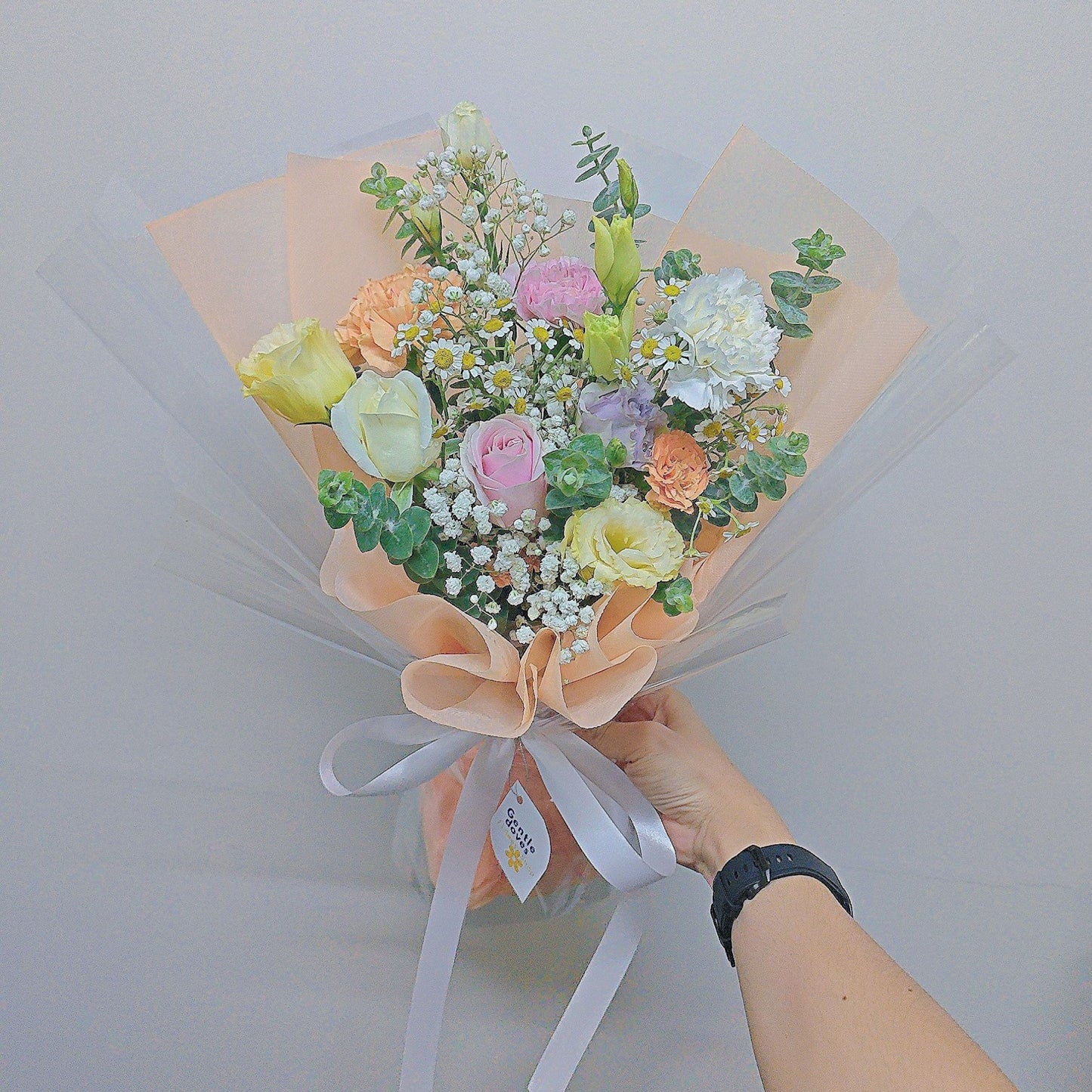 ช่อดอกไม้คละ ดอกไม้โทนสีส้ม สีม่วง และ สีชมพู กับดอกไม้แซม ช่อขนาดกลาง