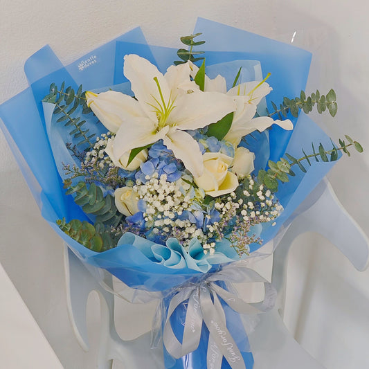 ช่อดอกลิลลี่ สีขาว และ ไฮเดรนเยียสีฟ้า กับใบไม้แซม ช่อขนาดใหญ่
