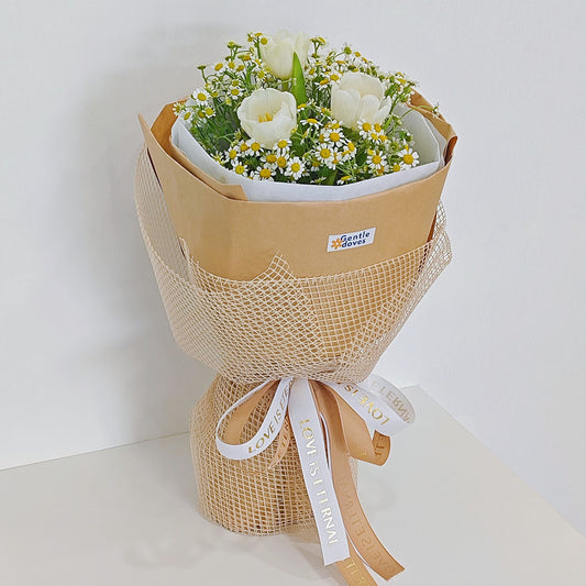 ช่อดอกทิวลิปสีขาว และ เดซี่ ห่อกระดาษคราฟท์คลาสสิก