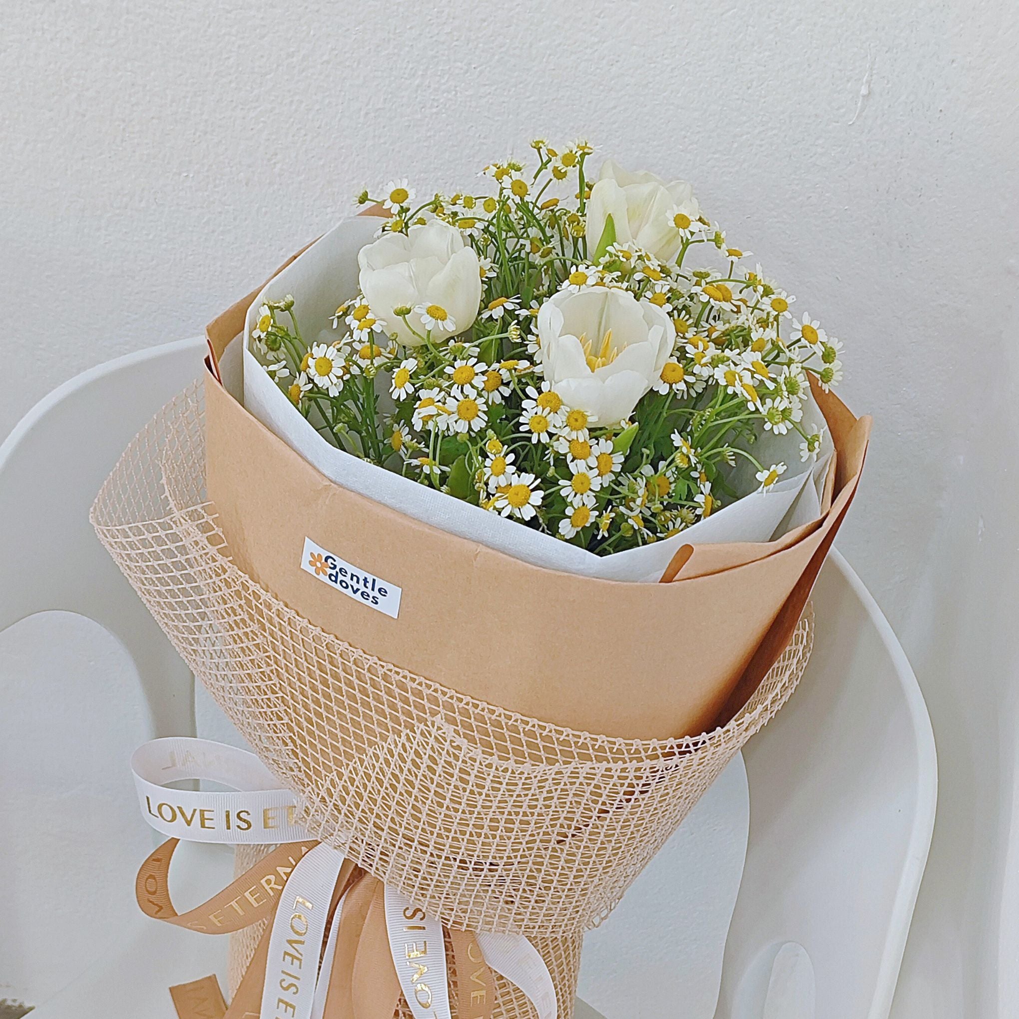 ช่อดอกทิวลิปสีขาว และ เดซี่ ห่อกระดาษคราฟท์คลาสสิก