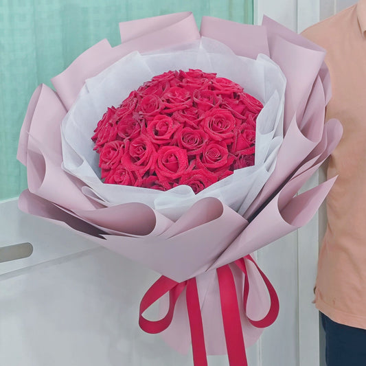 ช่อดอกกุหลาบ สีแดง 30 ดอก ห่อกระดาษสีชมพู