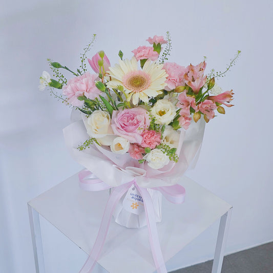 แจกันดอกไม้คละ โทนสีขาว และ สีชมพู แจกันขนาดกลาง