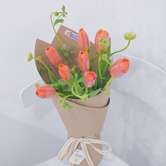 ช่อดอกทิวลิป สีส้ม 8 ดอก แซมใบไม้สีเขียว ห่อกระดาษคราฟท์