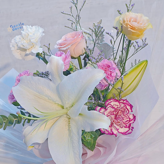 ช่อดอกลิลลี่ สีขาว และ ดอกไม้แซม โทนสีชมพู และ ม่วง ห่อมินิมอล