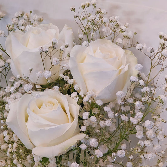 ช่อดอกกุหลาบนำเข้า สีขาว 3 ดอก และ ยิปโซฟิลล่า ห่อกระดาษสีขาว