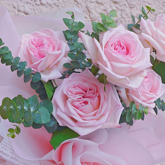 ช่อดอกกุหลาบสายพันธ์ุอังกฤษ สีชมพูอ่อน 6 ดอก และ ยูคาลิปตัส ห่อกระดาษลายหนังสือพิมพ์สีขาว