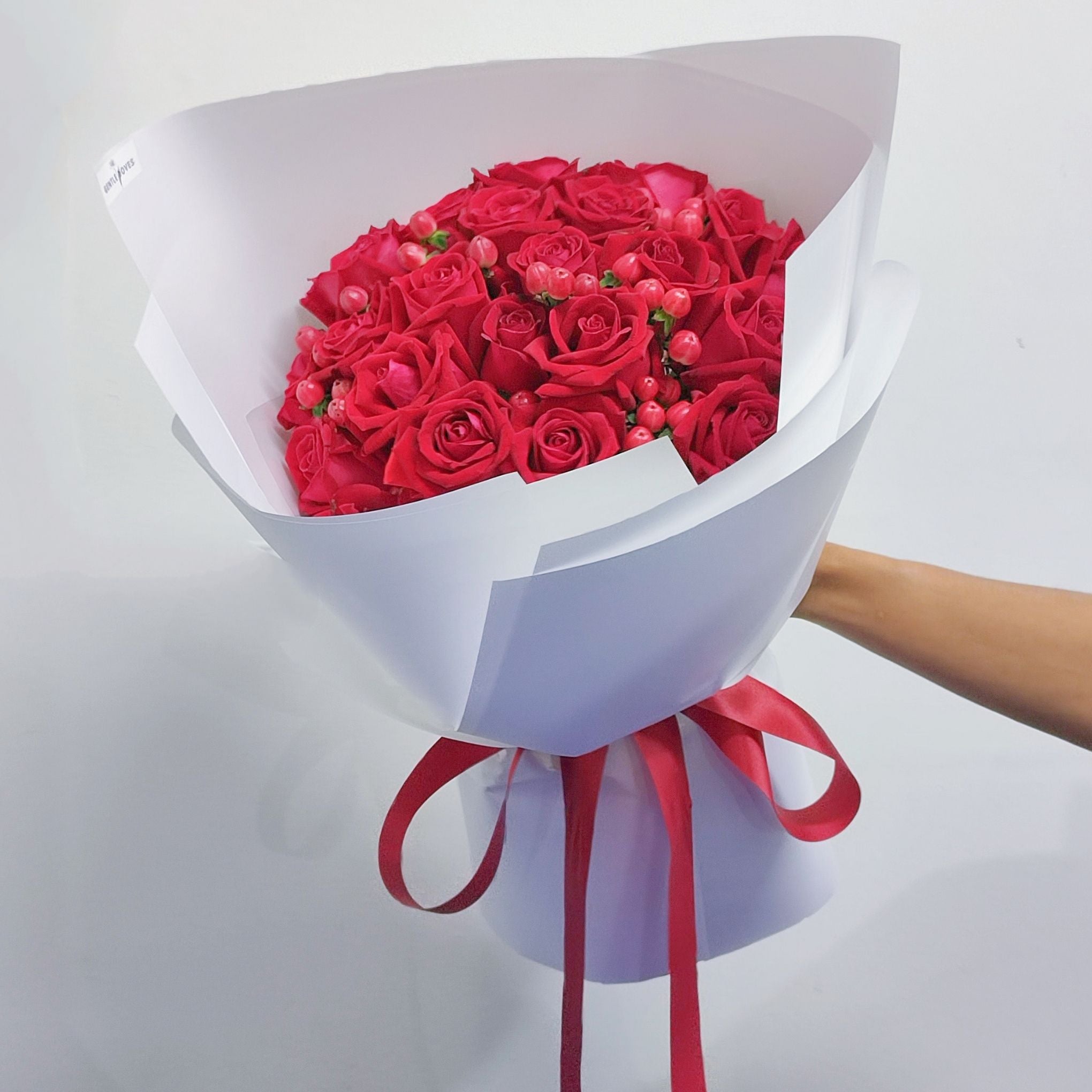 ช่อดอกกุหลาบ สีแดง 25 ดอก และ เบอรรี่สีแดง