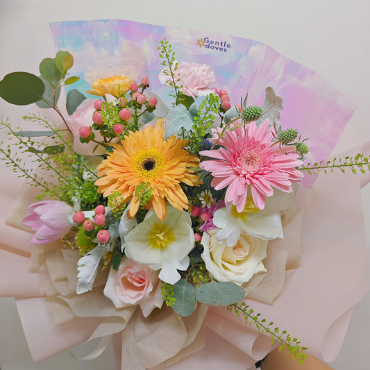 ช่อดอกไม้คละ โทนสีอ่อน และ ทิวลิป