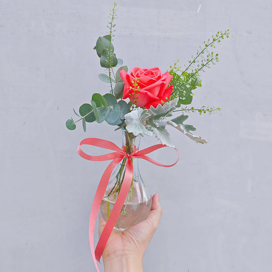 แจกันดอกกุหลาบ สีโอลด์โรสเข้ม 1 ดอก กับใบไม้แซม จัดมินิมอล ในแจกันขนาดเล็กมินิ