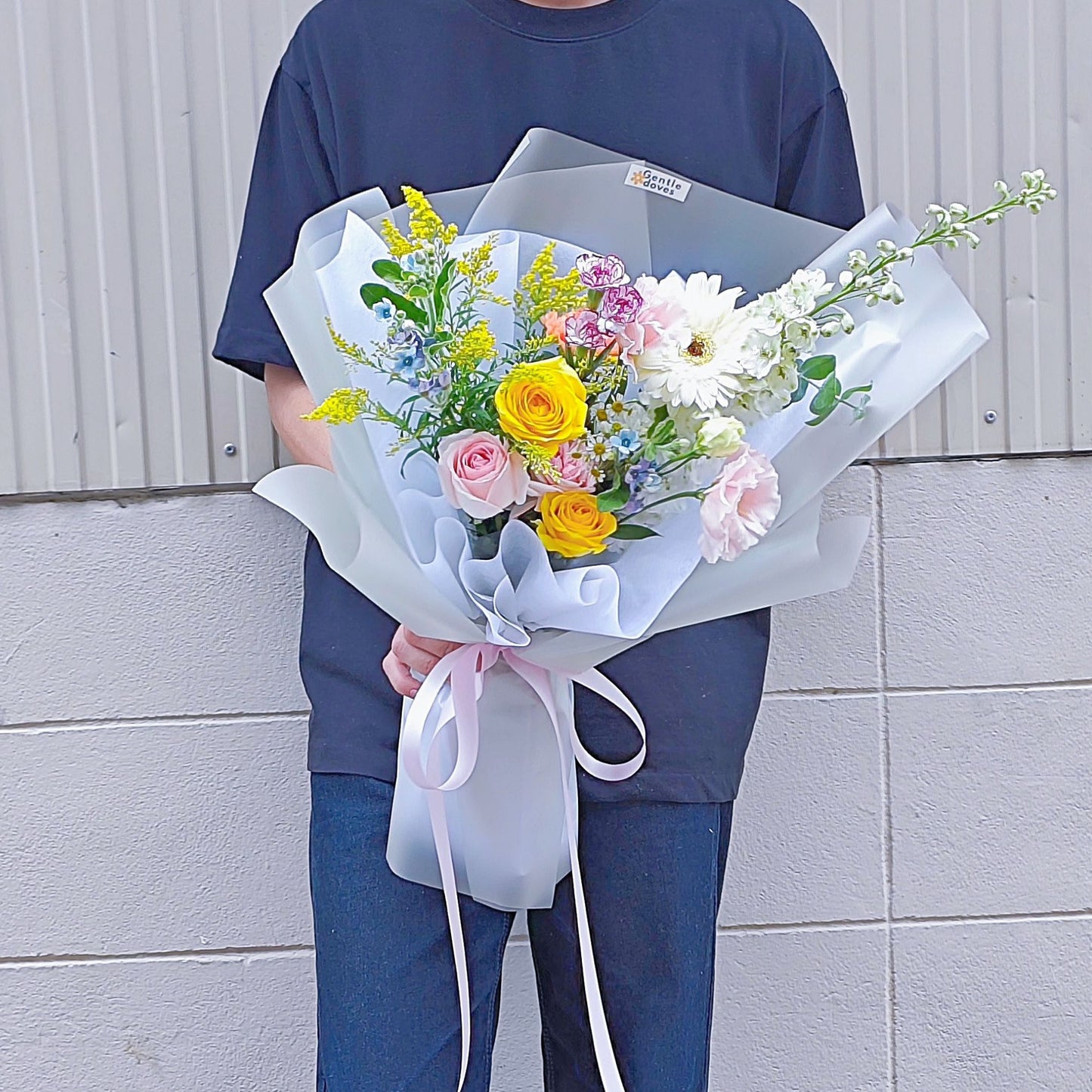 ช่อดอกไม้คละ โทนสีอ่อน ห่อกระดาษสีเทาใส จัดสไตล์เกาหลี