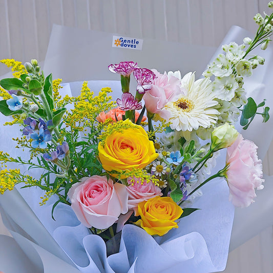 ช่อดอกไม้คละ โทนสีอ่อน ห่อกระดาษสีเทาใส จัดสไตล์เกาหลี