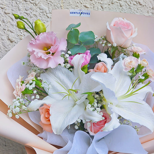 ช่อดอกลิลลี่ สีขาว 2 ดอก กับดอกไม้แซม โทนสีพีชอ่อน และ สีชมพู