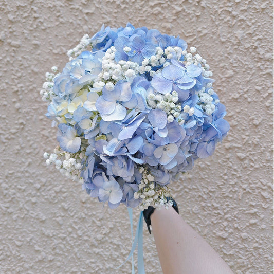 ช่อดอกไฮเดรนเยีย สีฟ้า 1 ดอก และ ยิปโซฟิลล่า มัดเชือก
