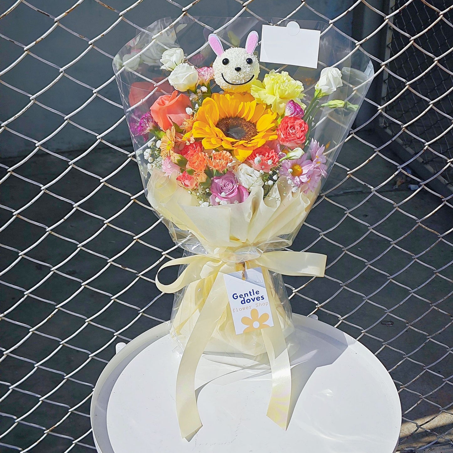 ช่อดอกไม้คละ และ กระต่ายน้อย ช่อขนาดกลาง