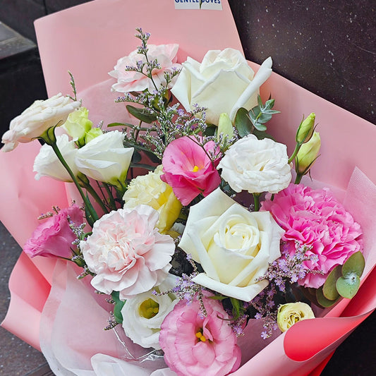 ช่อดอกไม้คละ โทนสีชมพู และ ขาว ห่อกระดาษสีชมพู