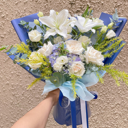 ช่อดอกไม้คละ โทนสีขาว และ น้ำเงิน ช่อขนาดใหญ่พิเศษ