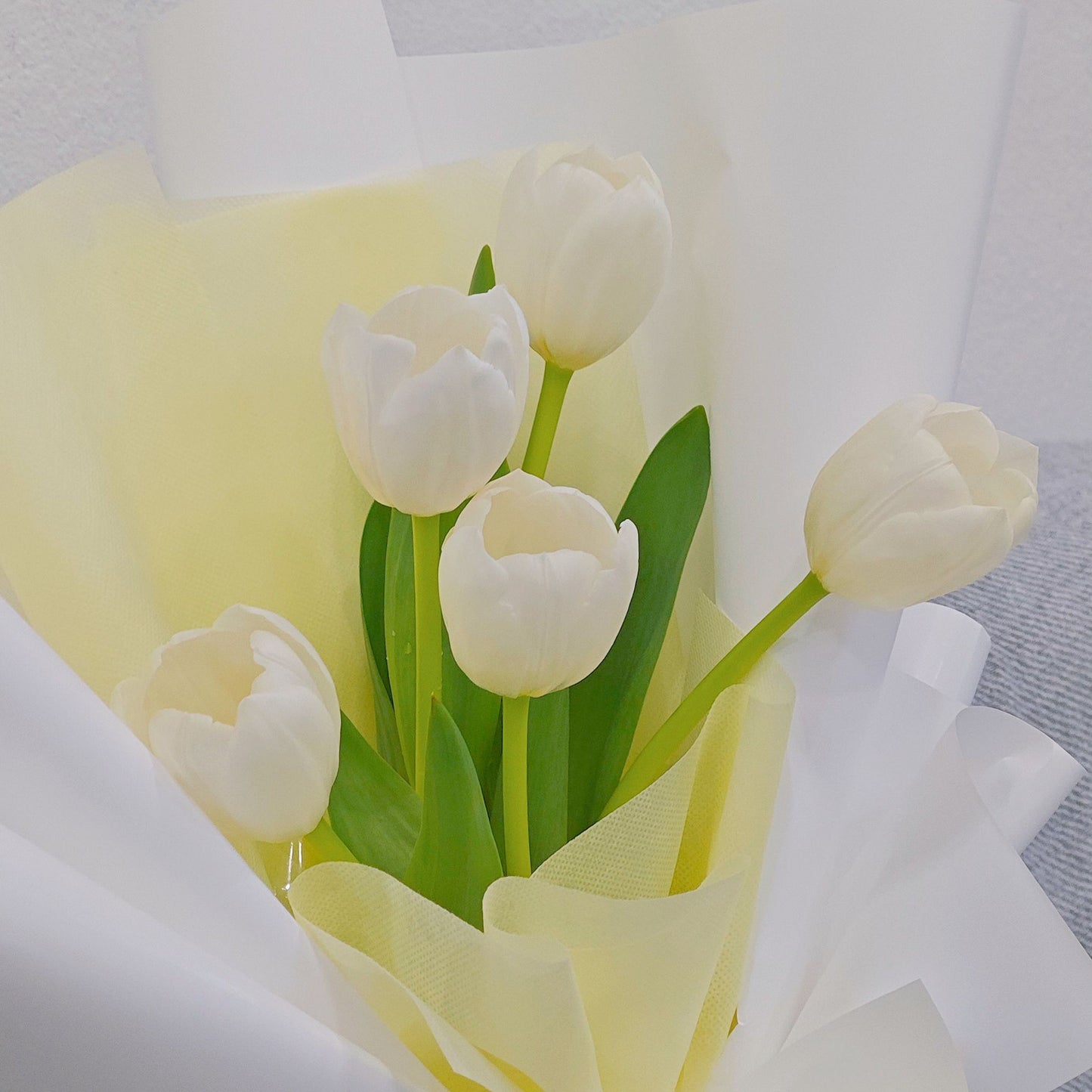 ช่อดอกทิวลิป สีขาว 5 ดอก ห่อมินิมอล