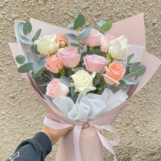 ช่อดอกกุหลาบ สีโทนอ่อน 12 ดอก และ ยูคาลิปตัส