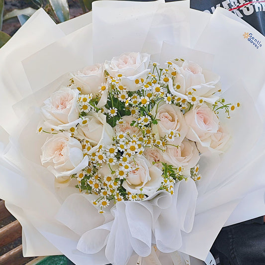 Fifteen White English Roses with Daisies in White Paper Bouquet