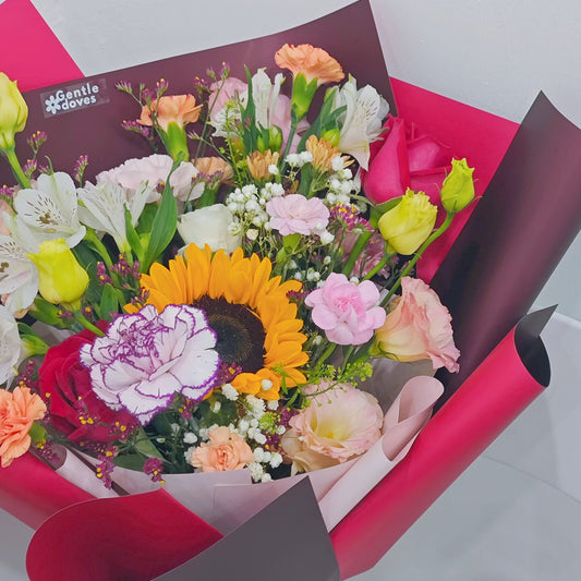 ช่อดอกไม้คละ โทนสีสดใส และ สีเข้ม ห่อกระดาษสีแดง